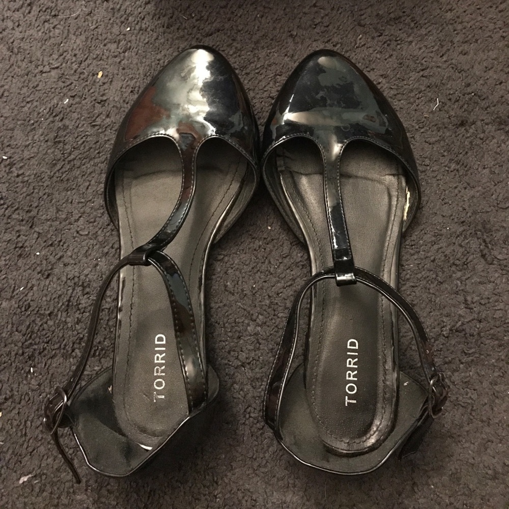 Adorable T-strap flatts.